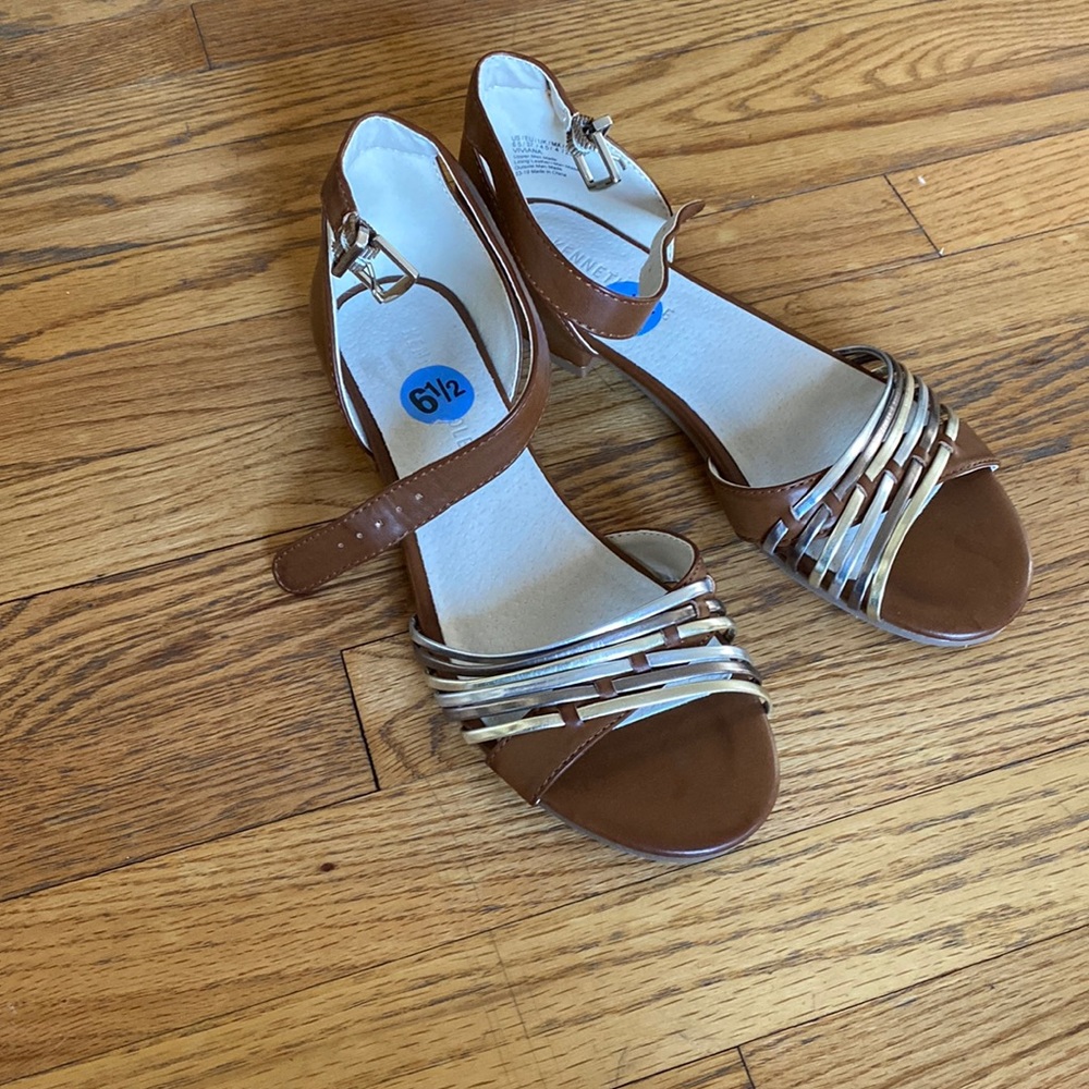 NWOT Kenneth Cole New York metallic strap sandals
